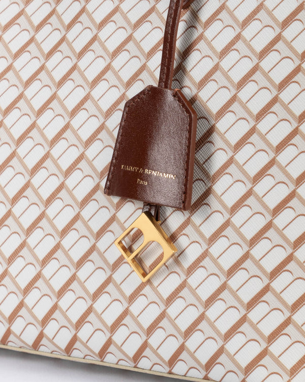 TOTE MONOGRAM PM Tan, détail du porte-étiquette en cuir gravé Tammy & Benjamin sur toile monogram