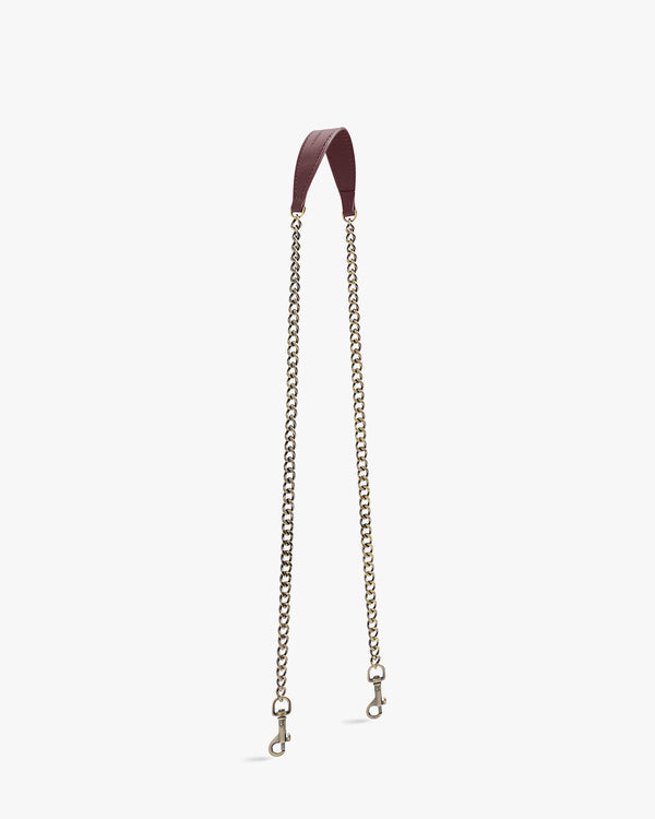 Chaîne longue aubergine, épaulette en cuir, posée à plat, mousquetons visibles aux deux extrémités