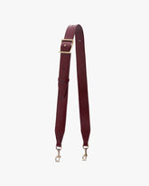 Bandoulière ajustable large Tammy & Benjamin bordeaux naplak, posée à plat, boucle et mousquetons laiton vieilli