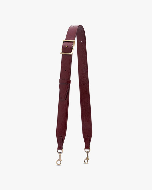 Bandoulière ajustable large Tammy & Benjamin bordeaux naplak, posée à plat, boucle et mousquetons laiton vieilli
