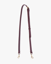 Bandoulière ajustable fine aubergine en cuir, vue entière, boucle laiton et mousquetons aux extrémités
