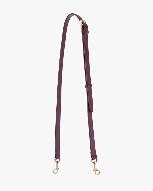 Bandoulière ajustable fine aubergine en cuir, vue entière, boucle laiton et mousquetons aux extrémités