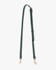 Bandoulière ajustable fine vert émeraude en cuir, posée en forme de boucle, boucle et mousquetons laiton vieilli