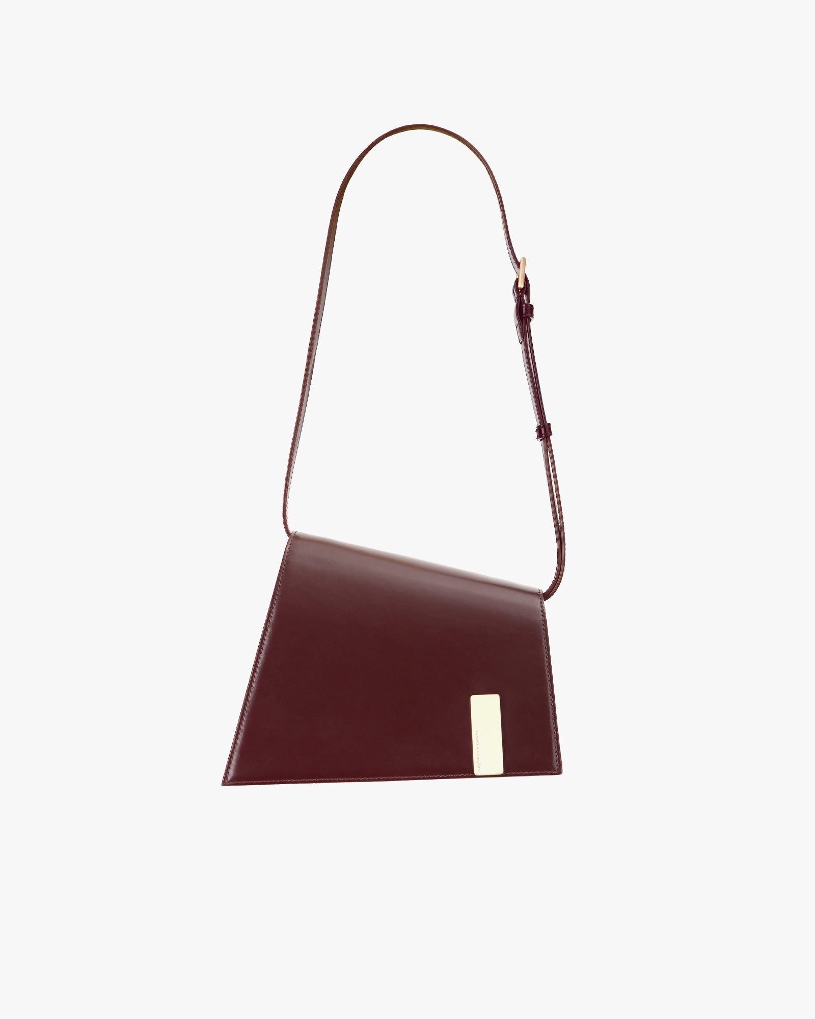 Sac TARA Mahogany de face, bandoulière ajustable, plaque logo dorée sur le rabat