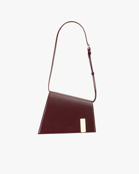 Sac TARA Mahogany de face, bandoulière ajustable, plaque logo dorée sur le rabat