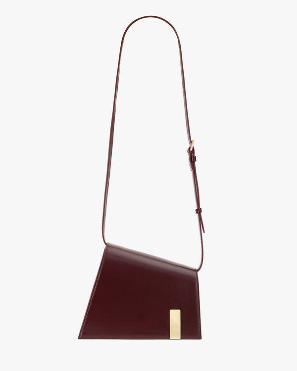 Sac TARA Mahogany de face, bandoulière ajustable déployée, fermoir plaque dorée