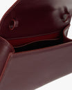 Sac TARA Mahogany ouvert, vue rapprochée sur le rabat et l'intérieur doublé rouge