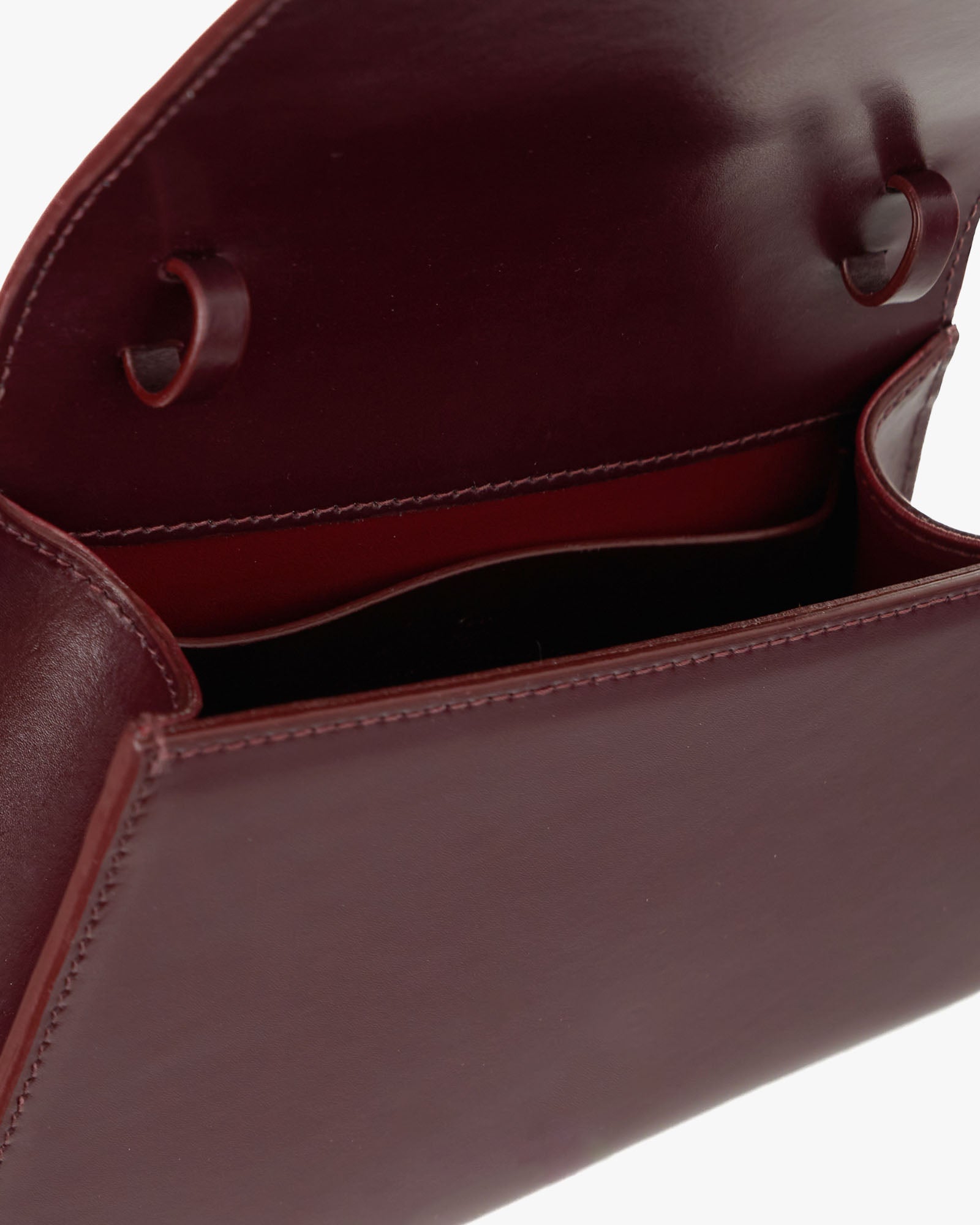 Sac TARA Mahogany ouvert, vue rapprochée sur le rabat et l'intérieur doublé rouge
