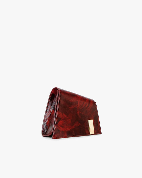 Sac TARA Marbre, vue de profil, rabat fermé, fermoir rectangulaire doré sur le côté