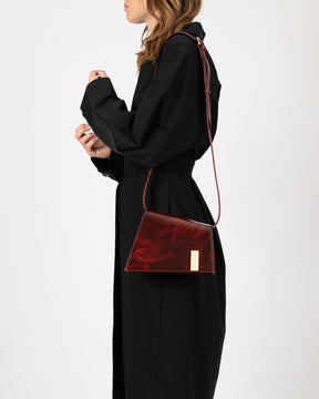 Sac TARA Marbre porté à l'épaule, vue de profil, bandoulière ajustable en cuir