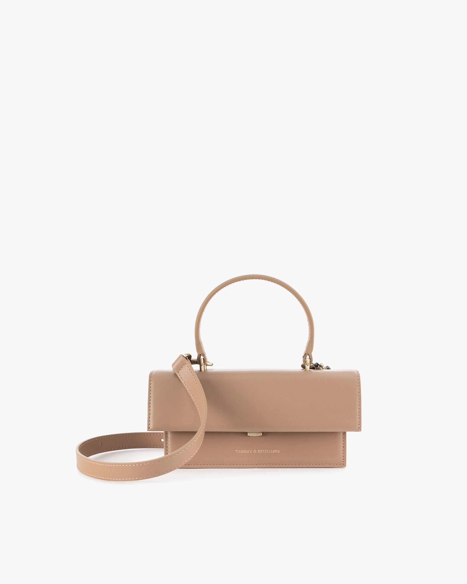 Sac THEA MINI beige de face, rabat fermé, anse rigide et bandoulière amovible posées devant