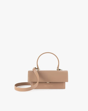 Sac THEA MINI beige de face, rabat fermé, anse rigide et bandoulière amovible posées devant