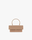 Sac THEA MINI beige, vue de face, posé, rabat fermé et anse ronde relevée
