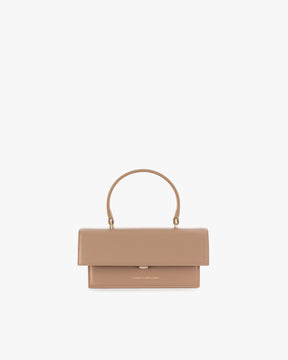 Sac THEA MINI beige, vue de face, posé, rabat fermé et anse ronde relevée