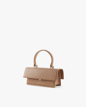 Sac THEA MINI beige, vue de trois quarts, rabat fermé, anse portée à la main