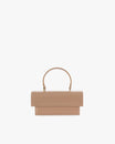 Sac THEA MINI beige de face, rabat fermé, anse courte relevée