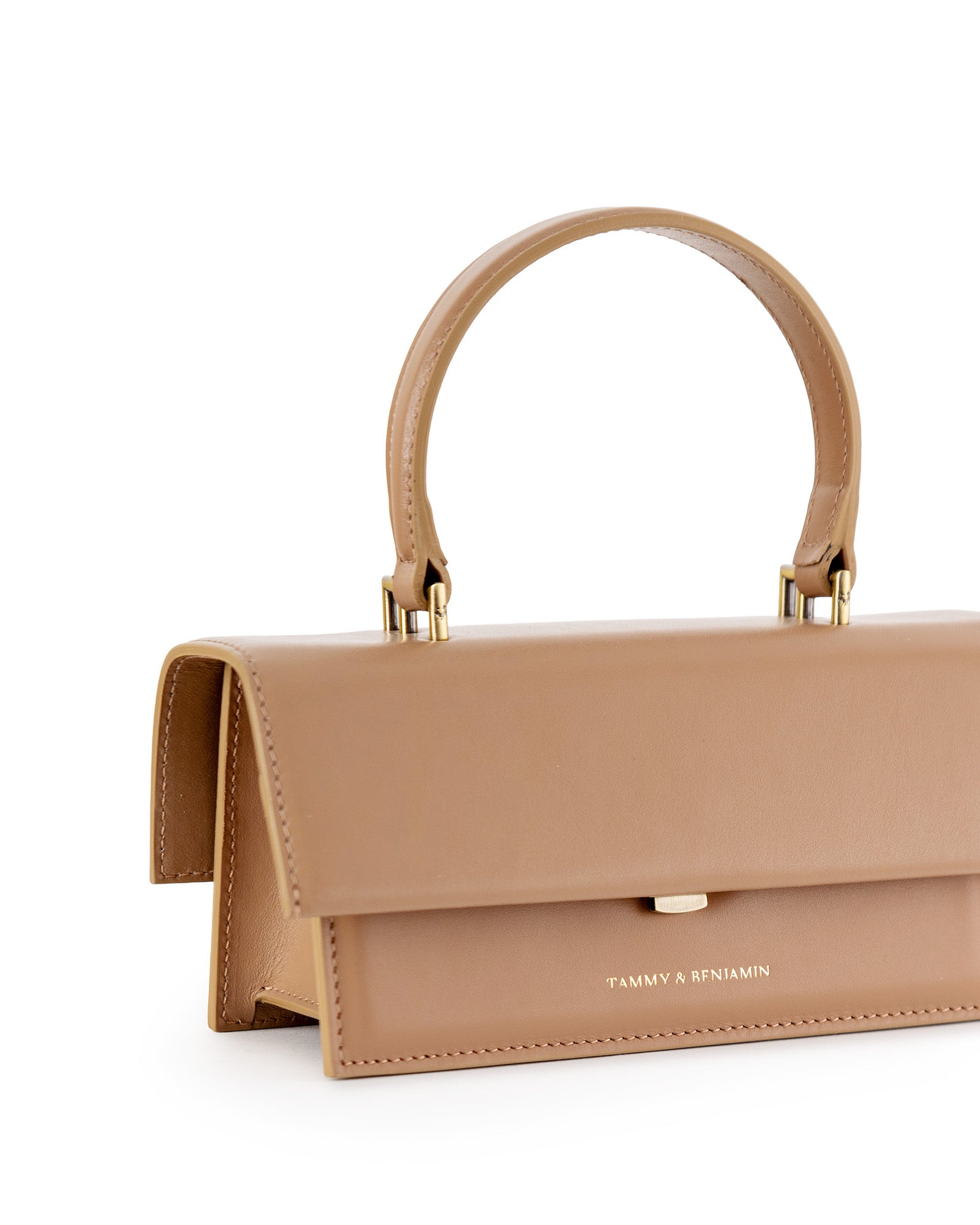 Sac THEA MINI beige, vue rapprochée de trois quarts sur l'anse, le rabat et le fermoir doré