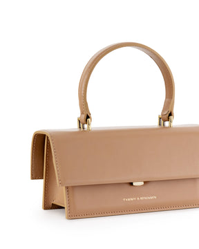 Sac THEA MINI beige, vue rapprochée de trois quarts sur l'anse, le rabat et le fermoir doré