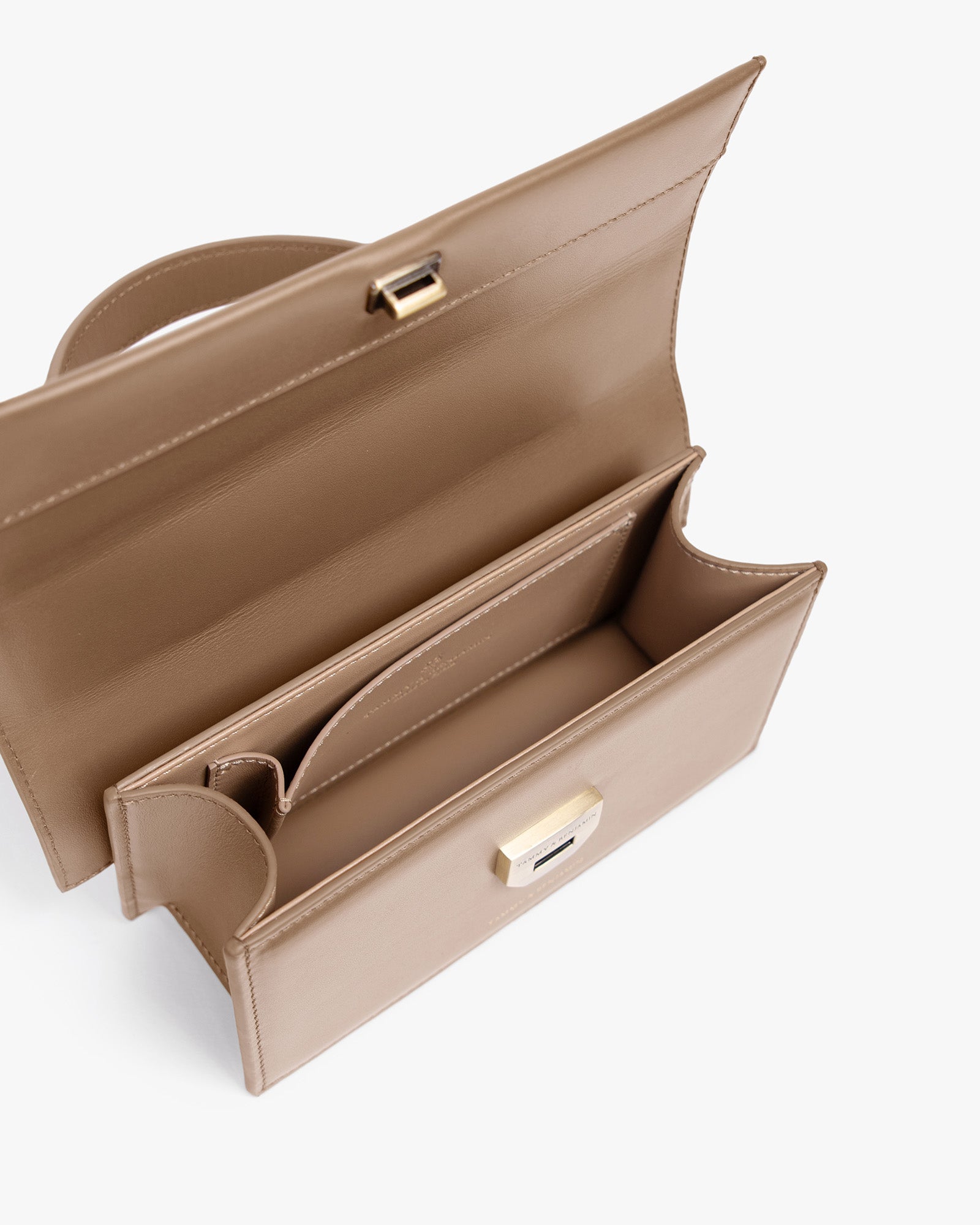 Sac THEA MINI Beige ouvert, vue sur le rabat oversize et le compartiment intérieur