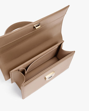 Sac THEA MINI Beige ouvert, vue sur le rabat oversize et le compartiment intérieur