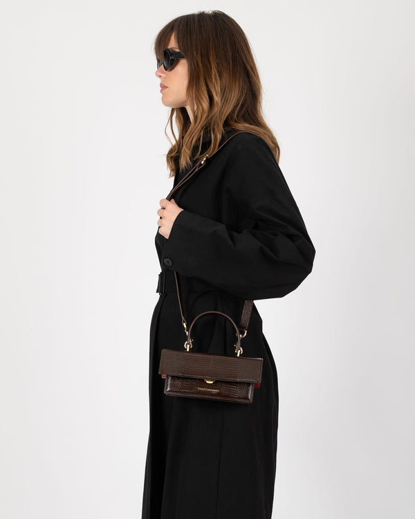 Sac THEA MINI brun embossé lézard, porté en bandoulière, vue de profil