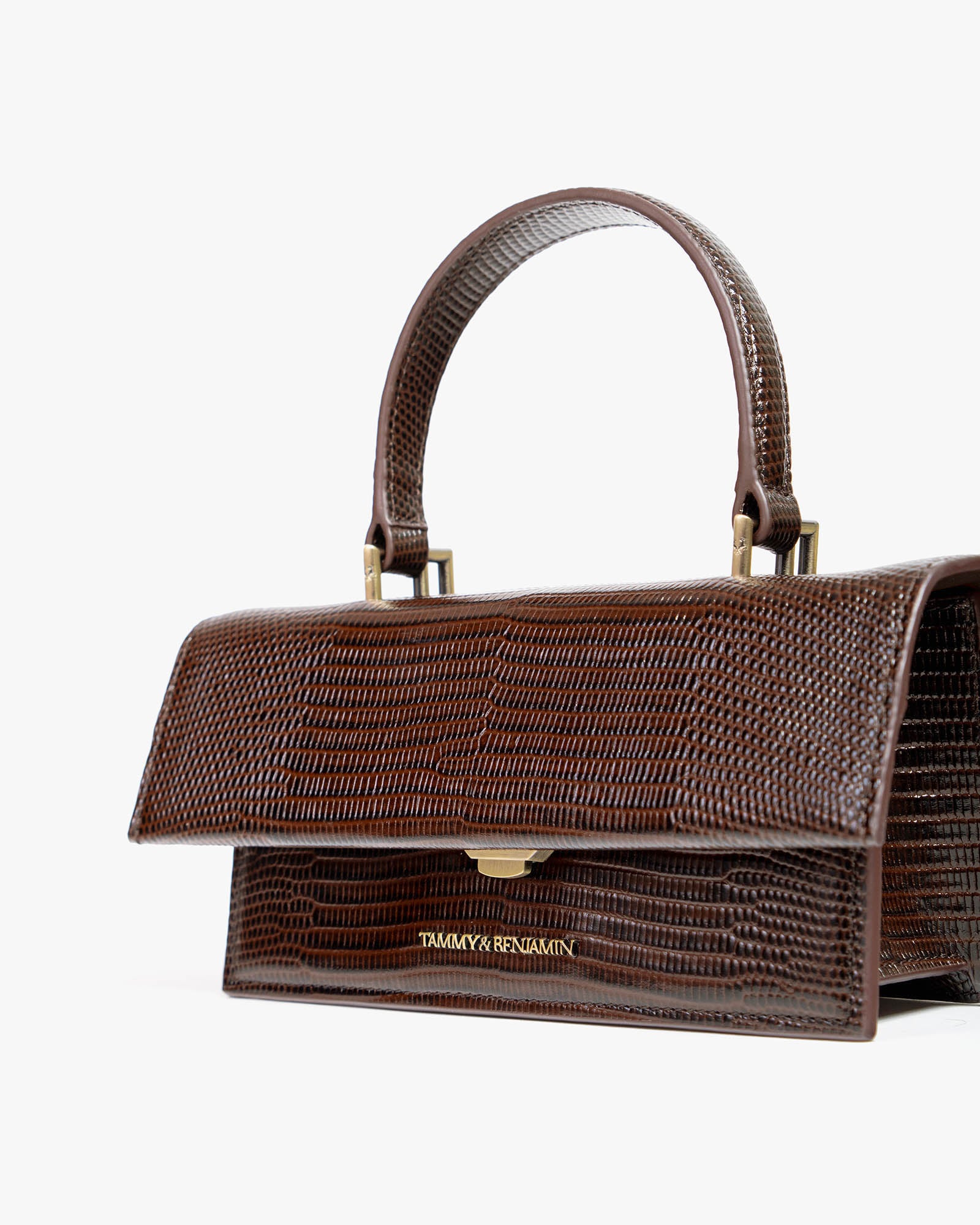 Sac THEA MINI brun embossé lézard, vue rapprochée sur l'anse, le rabat et le fermoir doré