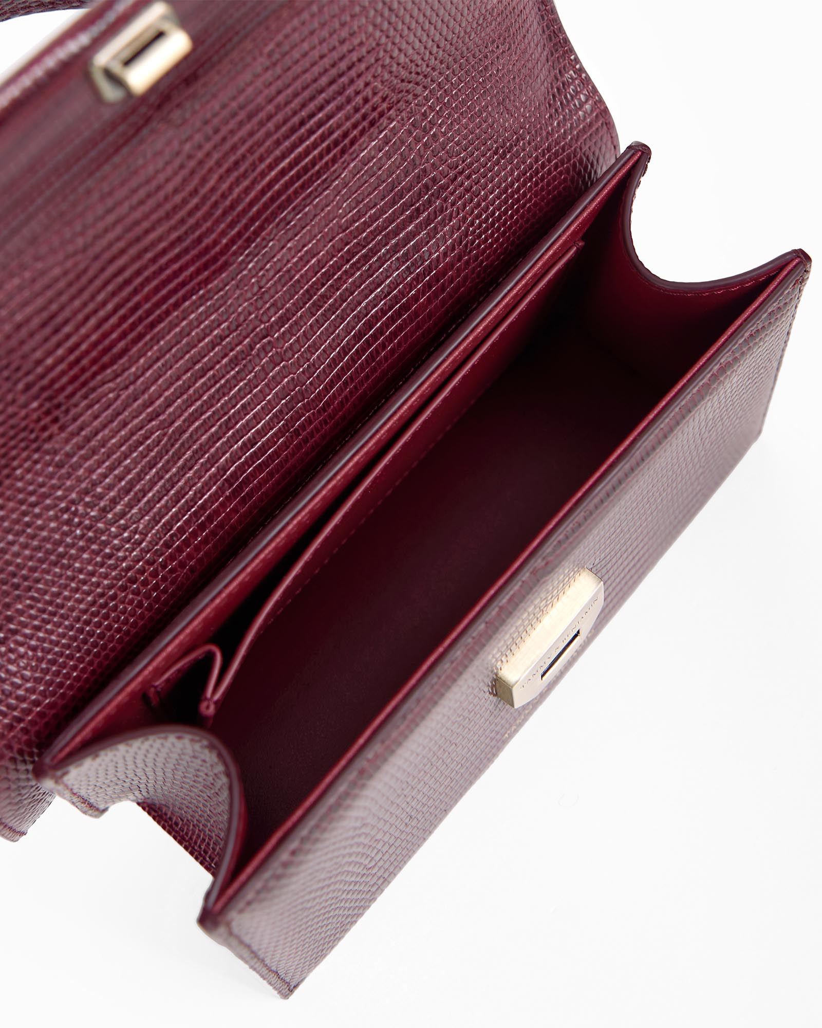 Sac THEA MINI Bordeaux Embossé Lézard, vue intérieure, rabat ouvert sur le compartiment principal et le fermoir