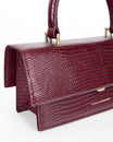 Sac THEA MINI Bordeaux embossé lézard, détail du rabat, de la poignée et du fermoir doré