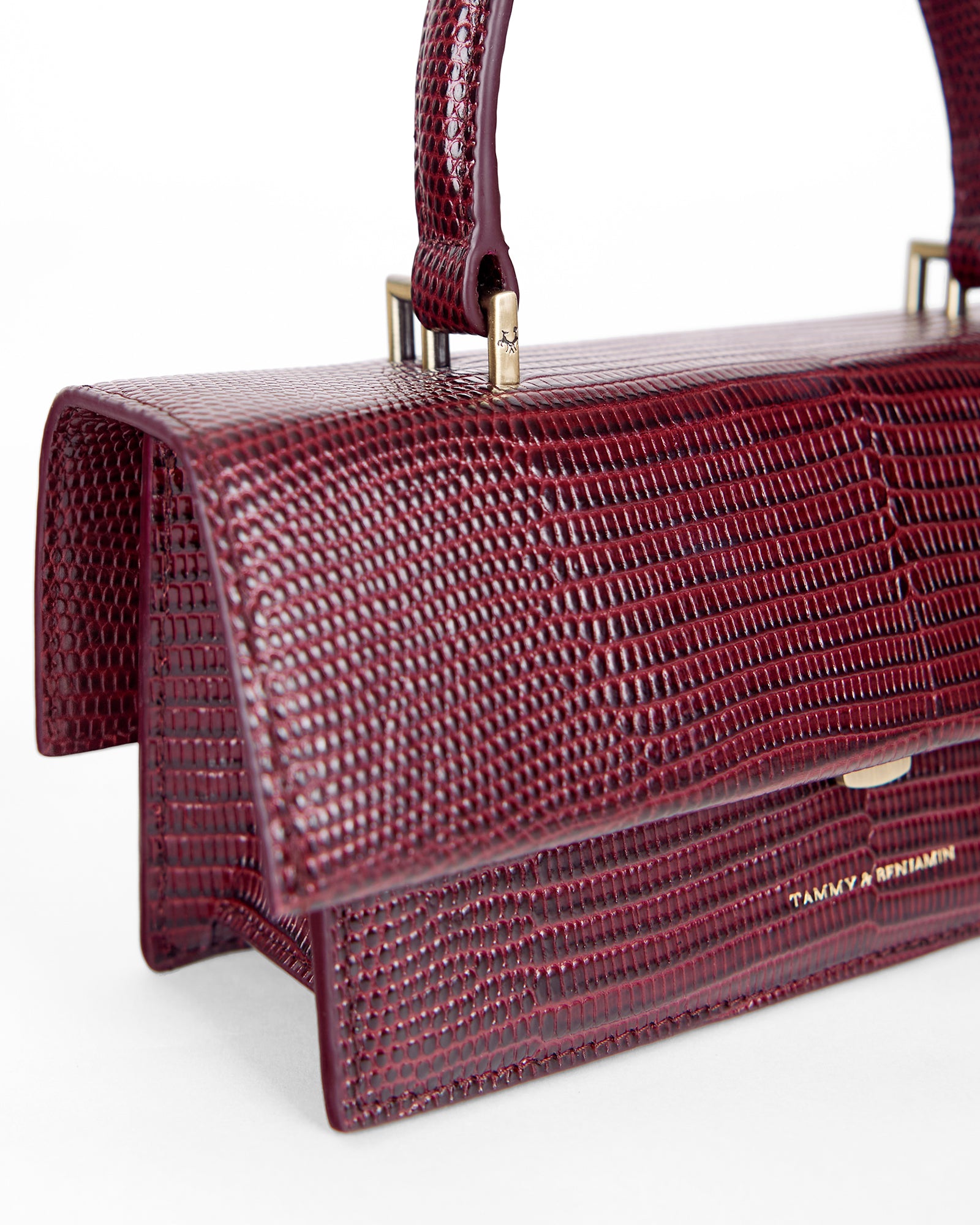 Sac THEA MINI Bordeaux embossé lézard, détail du rabat, de la poignée et du fermoir doré