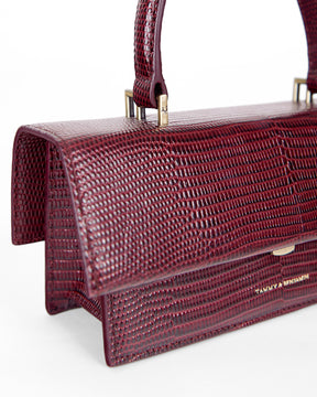 Sac THEA MINI Bordeaux embossé lézard, détail du rabat, de la poignée et du fermoir doré
