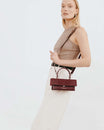 Sac THEA MINI Bordeaux Embossé Lézard, porté en bandoulière, vue de profil