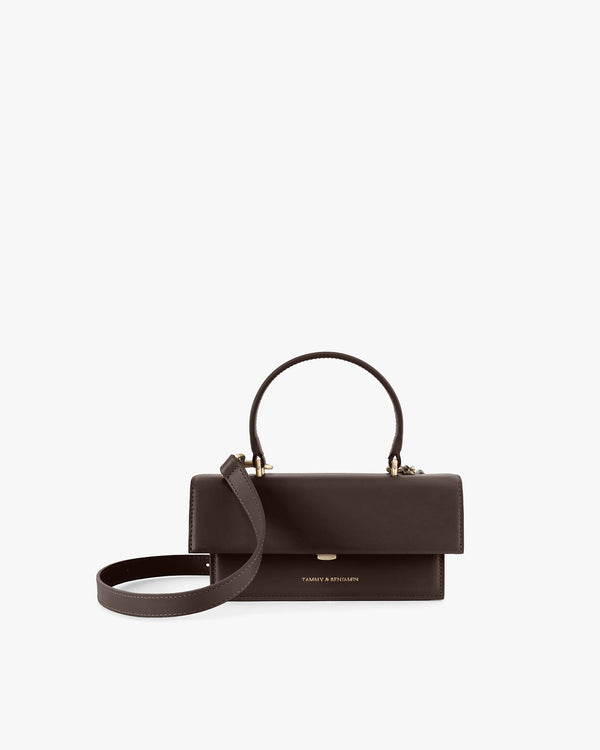 Sac THEA MINI Chocolat de face, rabat fermé, anse courte et bandoulière amovible détachée