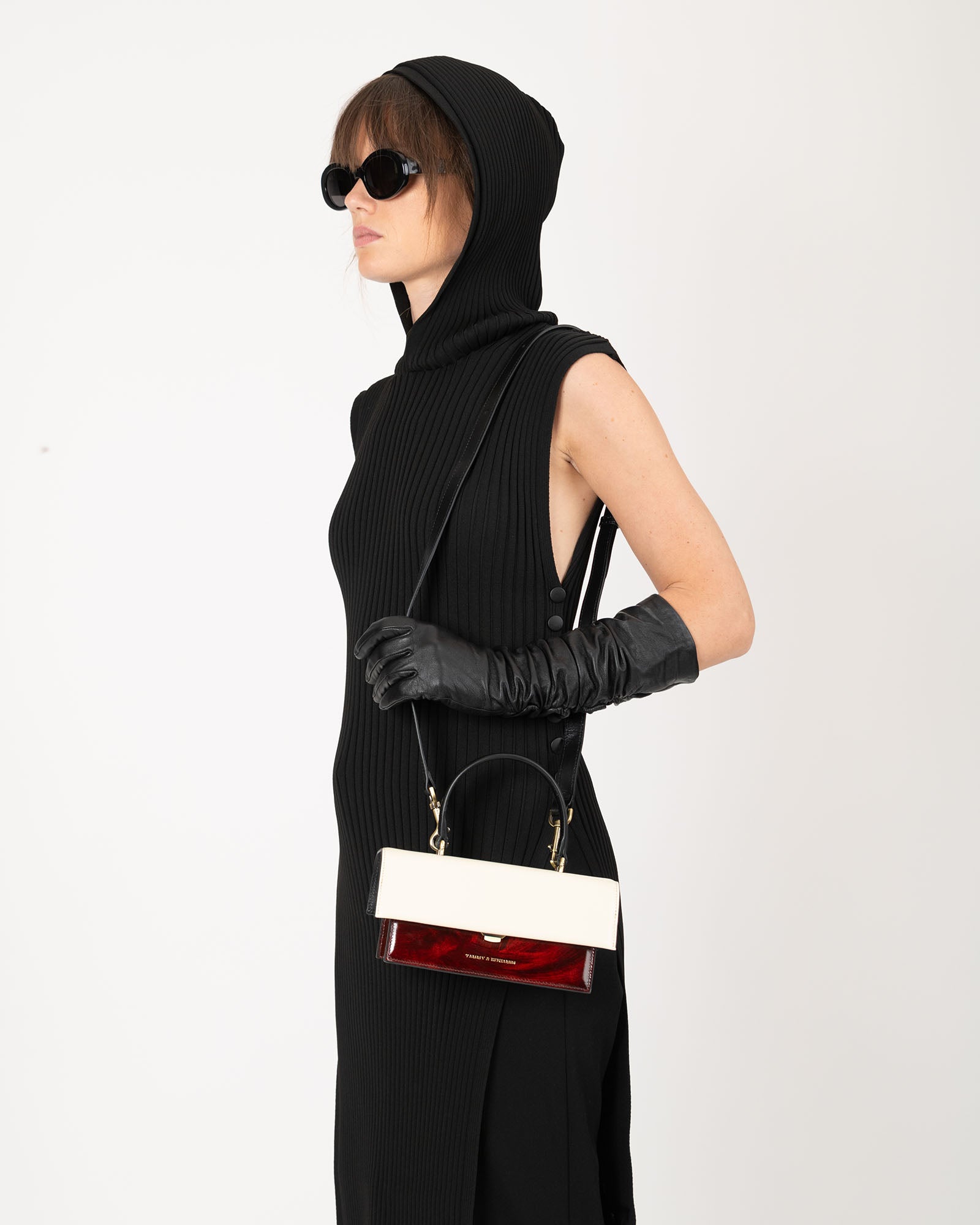 Sac THEA MINI Colourblock art déco porté en bandoulière, vue de profil sur modèle