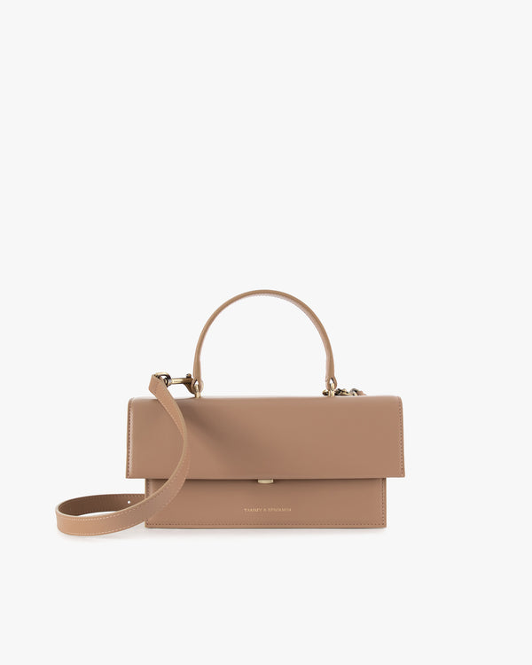 Sac THEA beige de face, rabat fermé, poignée rigide et bandoulière réglable