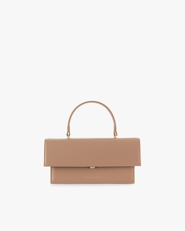Sac THEA beige de face, rabat fermé, poignée rigide, fond blanc