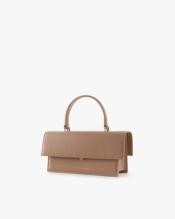 Sac THEA Beige, vue de trois quarts, rabat fermé, poignée rigide, posé sur fond blanc