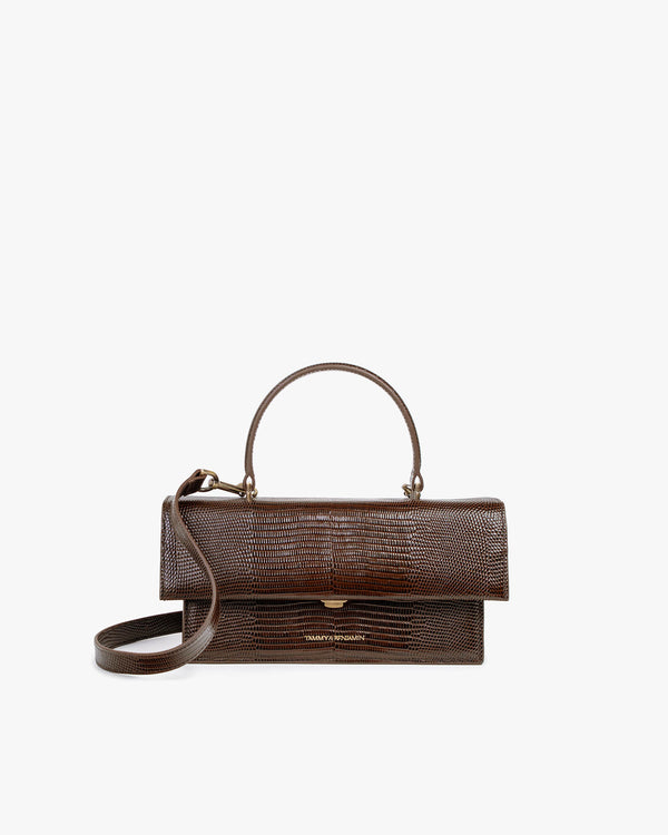 Sac THEA brun embossé lézard, vue de face, rabat fermé, poignée rigide et bandoulière cuir réglable