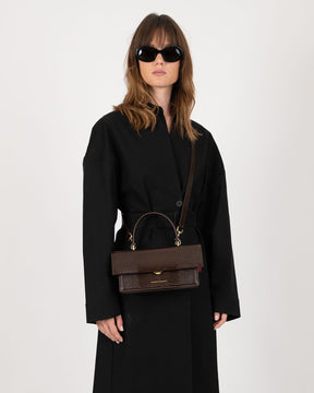 Sac THEA brun embossé lézard porté en bandoulière, avec poignée rigide, rabat oversize fermé
