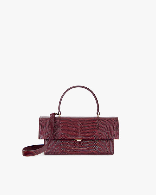 Sac THEA Bordeaux Embossé Lézard, vue de face, posé, avec poignée rigide et bandoulière