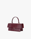 Sac THEA Bordeaux embossé lézard, vue de trois-quarts, rabat fermé, poignée rigide relevée