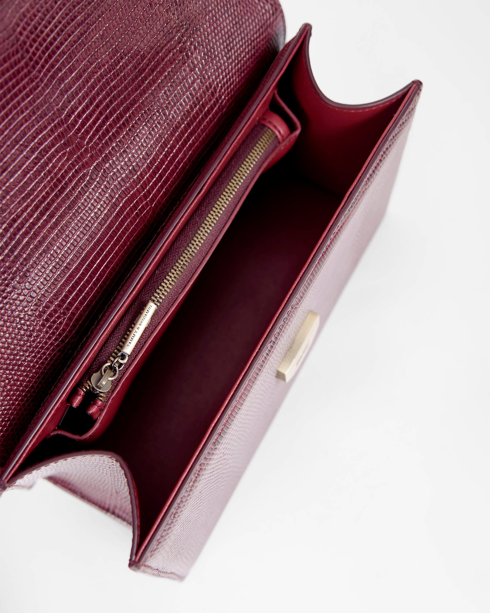 Sac THEA Bordeaux - Embossé Lézard, vue intérieure ouverte, poche zippée et fermoir aimanté