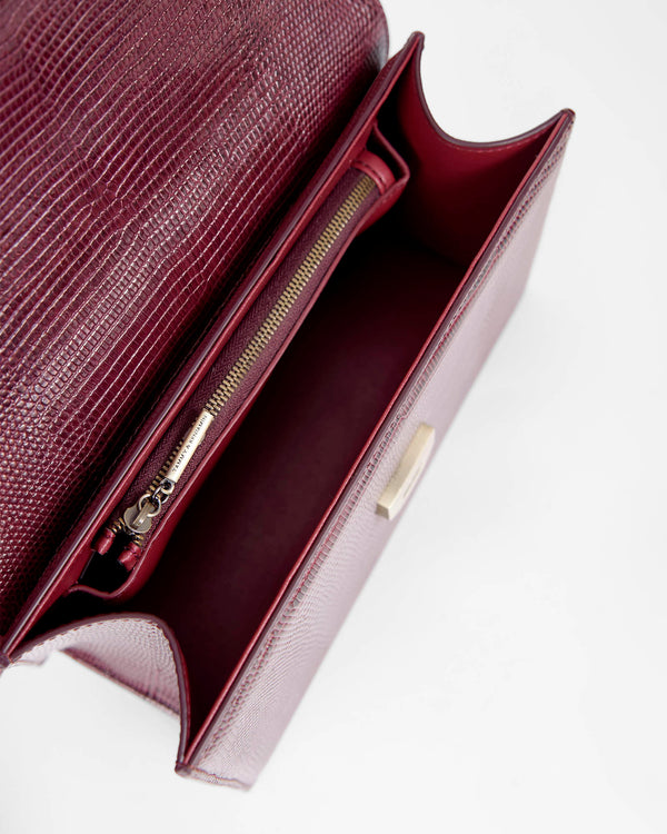 Sac THEA Bordeaux - Embossé Lézard, vue intérieure ouverte, poche zippée et fermoir aimanté