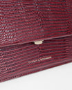 Sac THEA Bordeaux - Embossé Lézard, détail du fermoir et du cuir gravé Tammy & Benjamin