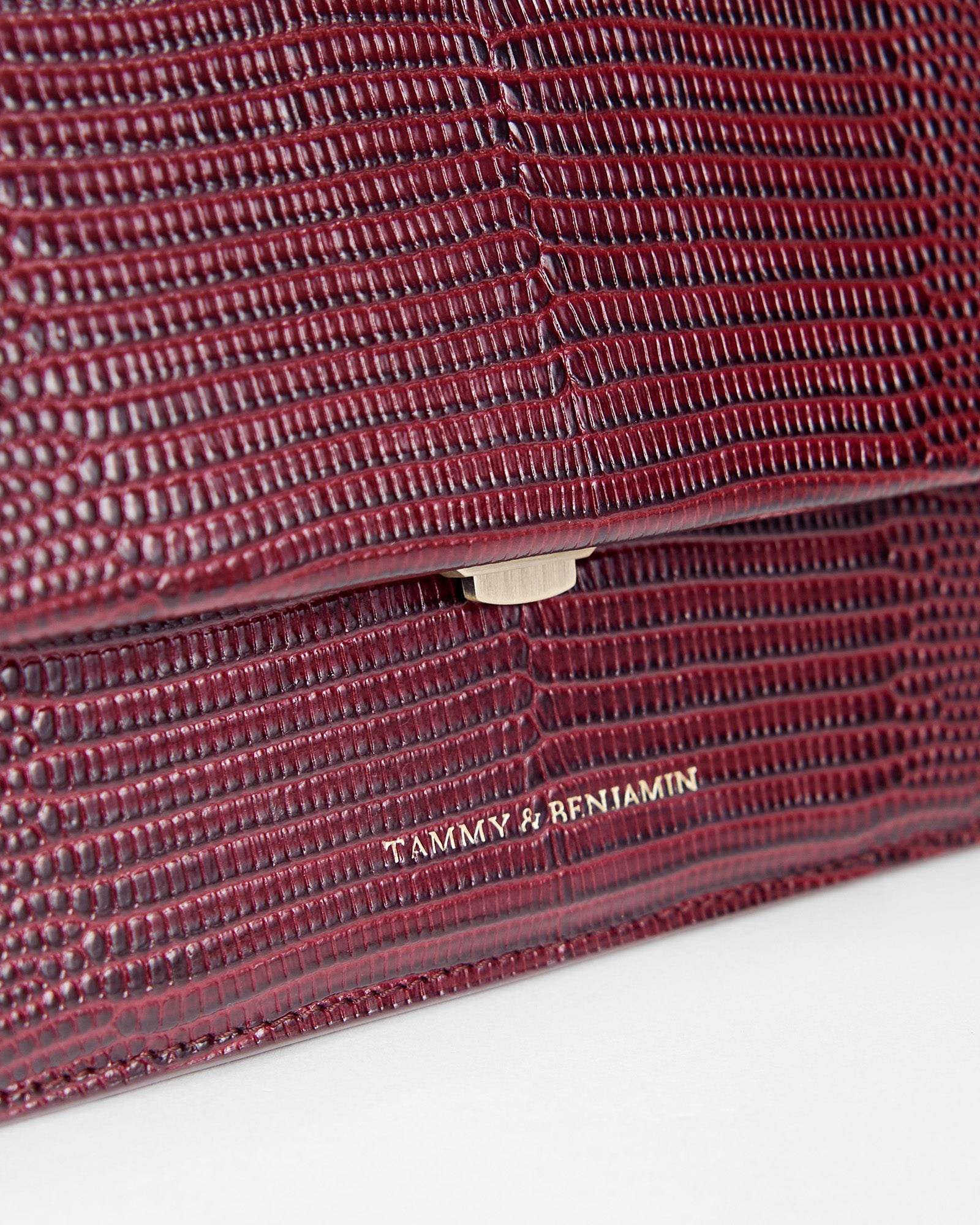 Sac THEA Bordeaux - Embossé Lézard, détail du fermoir et du cuir gravé Tammy & Benjamin