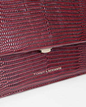 Sac THEA Bordeaux - Embossé Lézard, détail du fermoir et du cuir gravé Tammy & Benjamin