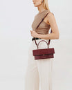 Sac THEA Bordeaux Embossé Lézard porté en bandoulière, poignée rigide, vue de profil
