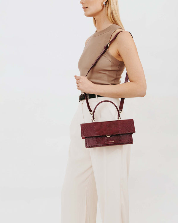 Sac THEA Bordeaux Embossé Lézard porté en bandoulière, poignée rigide, vue de profil