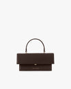 Sac THEA Chocolat de face, rabat oversize fermé, poignée rigide, posé sur fond blanc