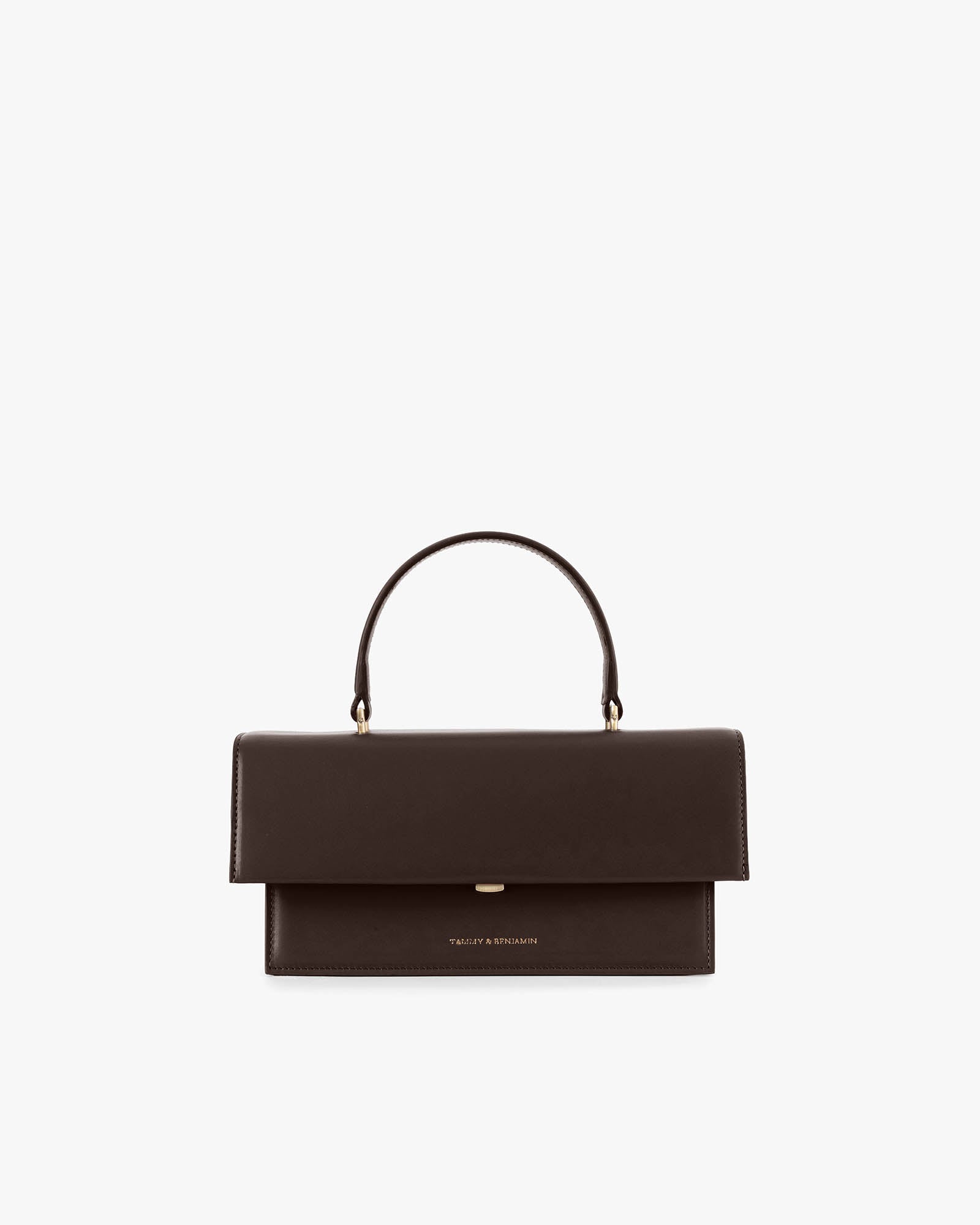 Sac THEA Chocolat de face, rabat oversize fermé, poignée rigide, posé sur fond blanc
