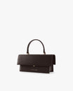 Sac THEA Chocolat de trois quarts, rabat fermé, poignée rigide tenue haute, fond blanc